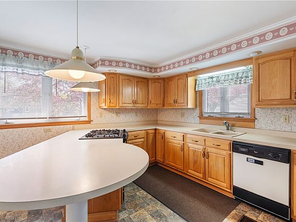 4th image of 49 Adsit St