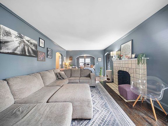 3rd image of 2701 Iroquois Ave