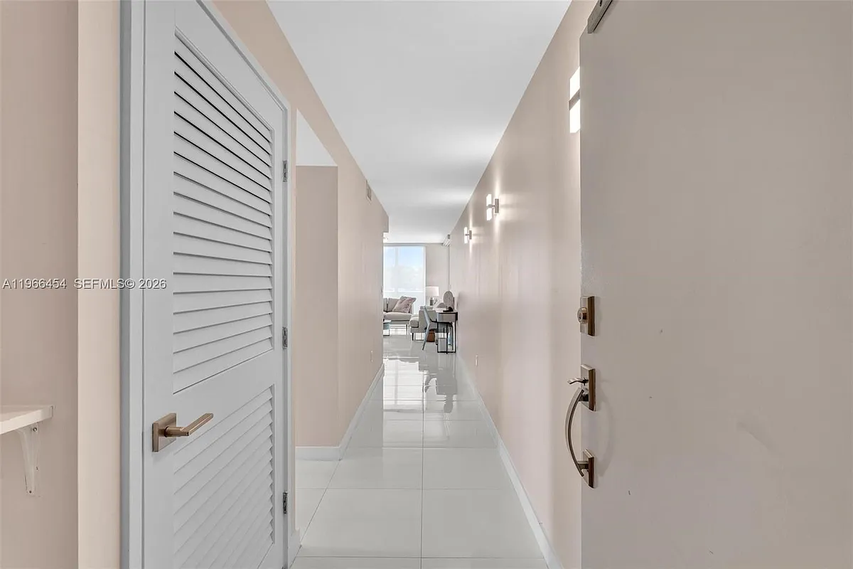 Building Photo - 9901 E Bay Harbor Dr #403