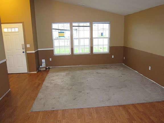 Spacious Living Room w/ Lots of Sunlight