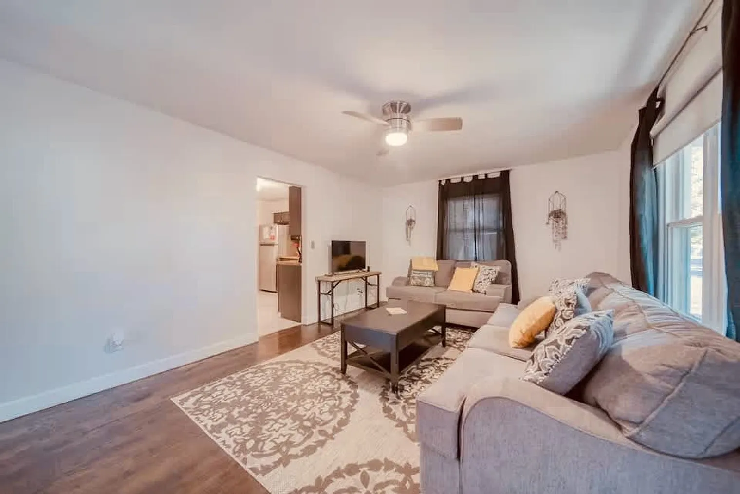 3 bed, 2.0 bath, 1097 sqft, $2,316 — Photo 3