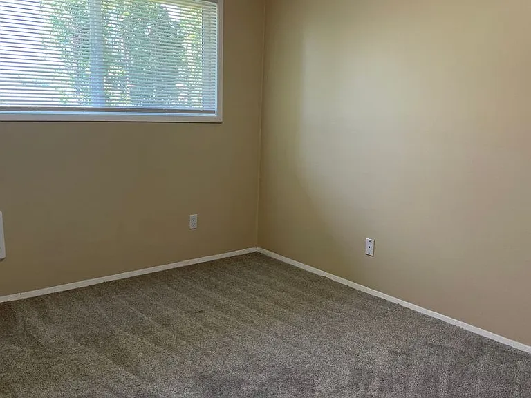 17420 NE Halsey St — Photo 9