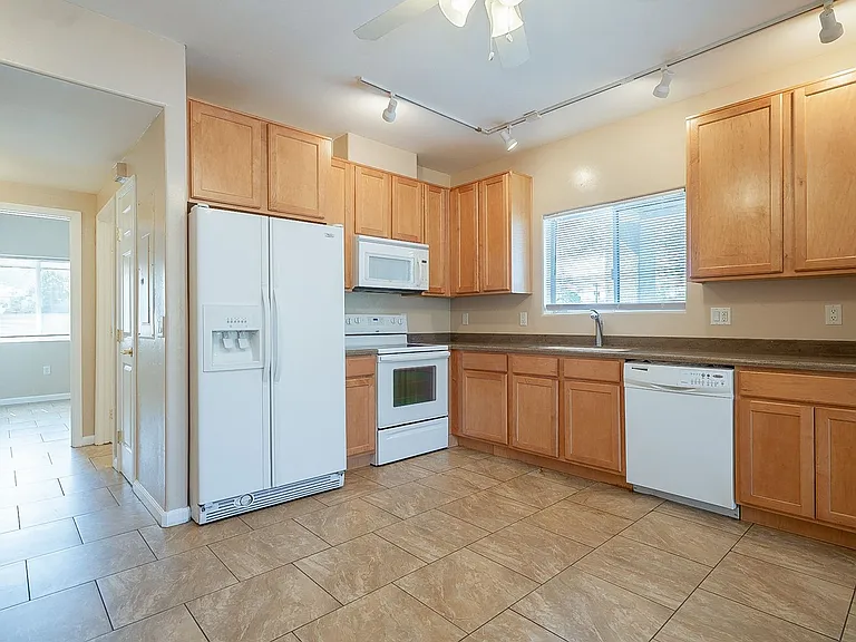 638-642 E. Lester St. ( 638, 640, 642 ) — Photo 2