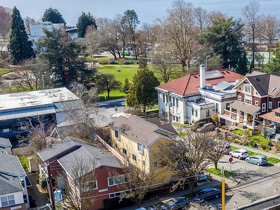 3rd image of 7314 Woodlawn Ave NE
