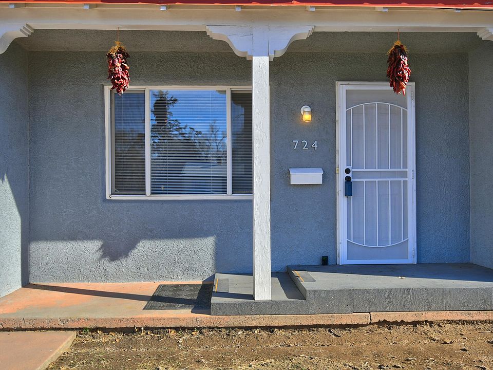 1st image of 724 Carlisle Blvd NE