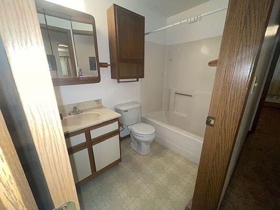 5th image of 718 W 12th St APT 1