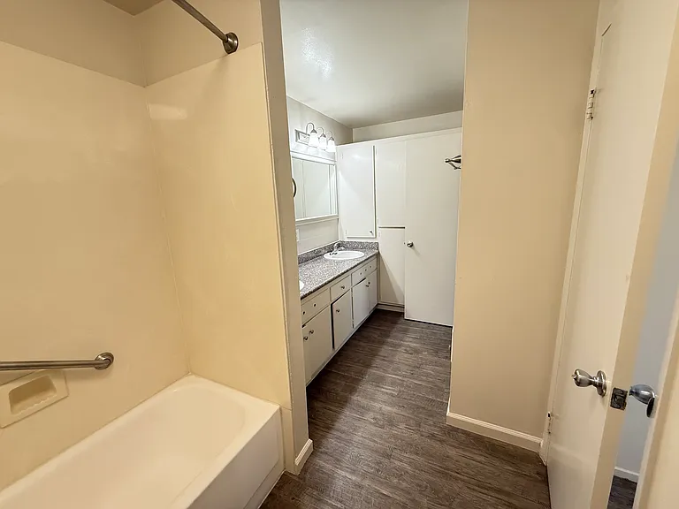Otis Terrace Apartments — Photo 12