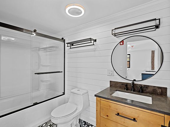 5th image of 319 Main St APT 4