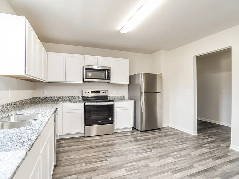 4033 Lake Russell Dr — Photo 9