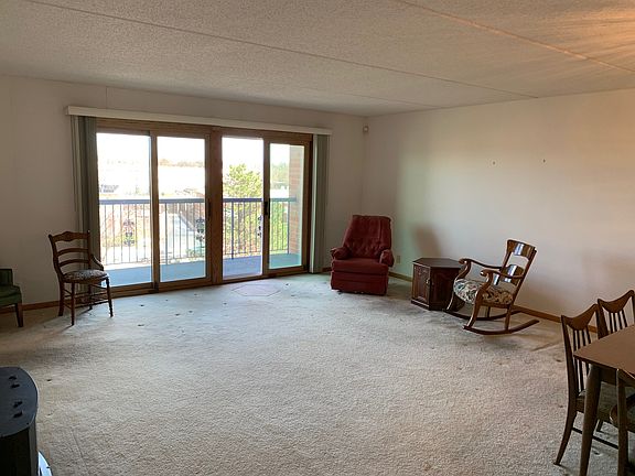 3rd image of 7120 N Milwaukee Ave APT 401