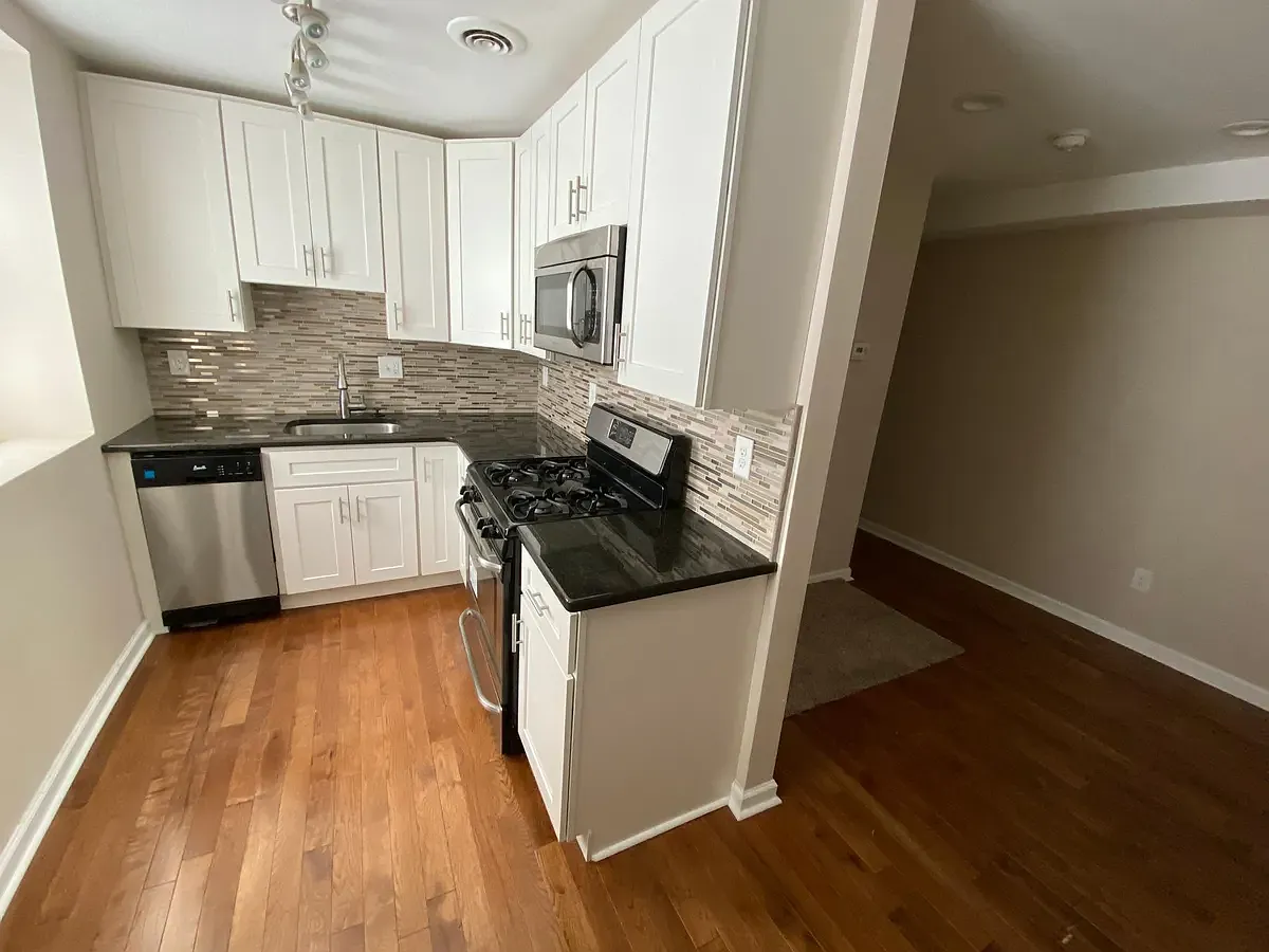 2 bed, 725 sqft, $1,200 — Photo 2