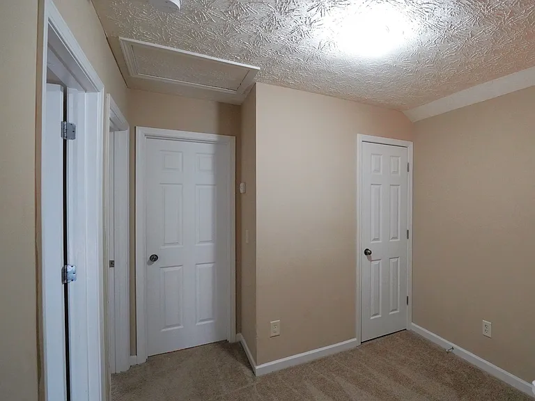 221 Alton Cir — Photo 15