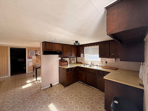 4th image of 928 Waldo Station Road