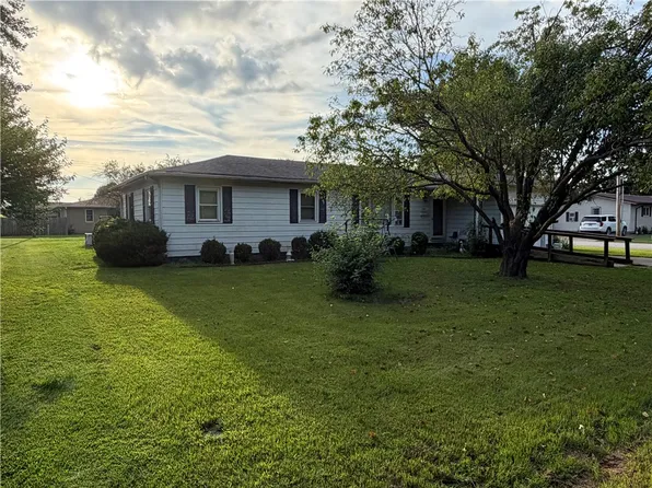 1301 S Willow Dr, Robinson, IL 62454