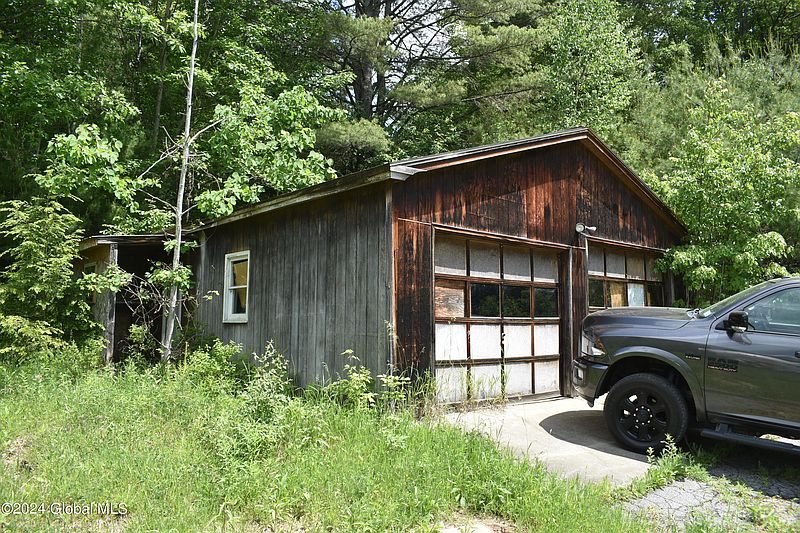 4th image of 790 Glen-Athol Road