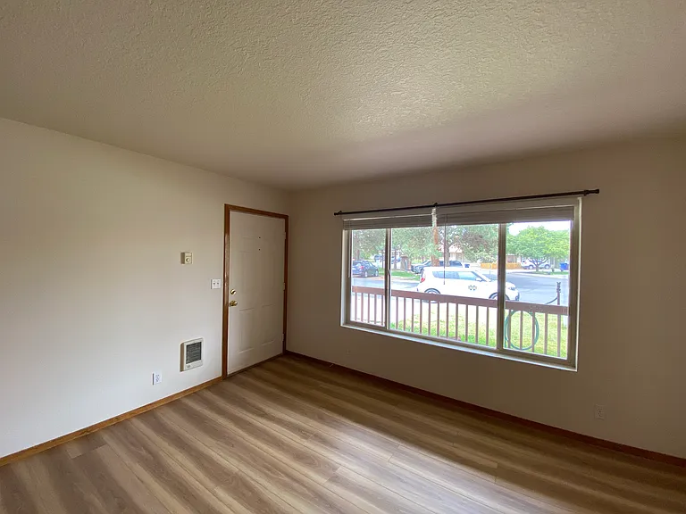 905 SE Stratford Ct — Photo 4