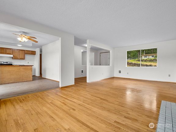 3rd image of 14125 Lakeview Way NW