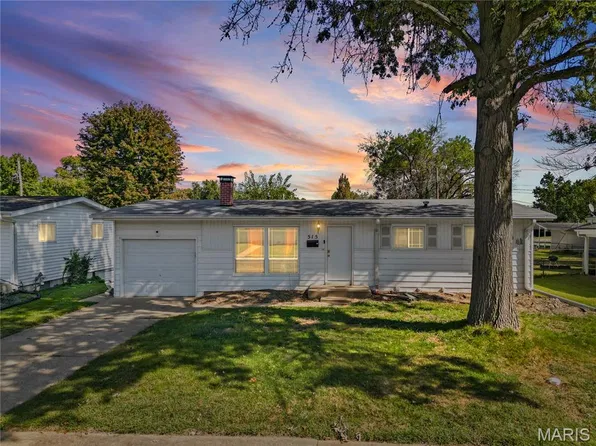 515 Versailles Dr, Florissant, MO 63031
