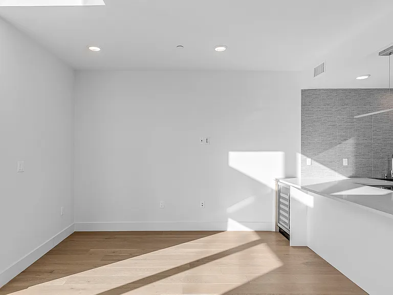2000 N Beachwood Dr #101 — Photo 7