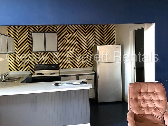 2nd image of 121 W Ferry St