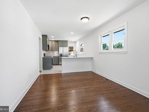 5th image of 109 Castello Ave