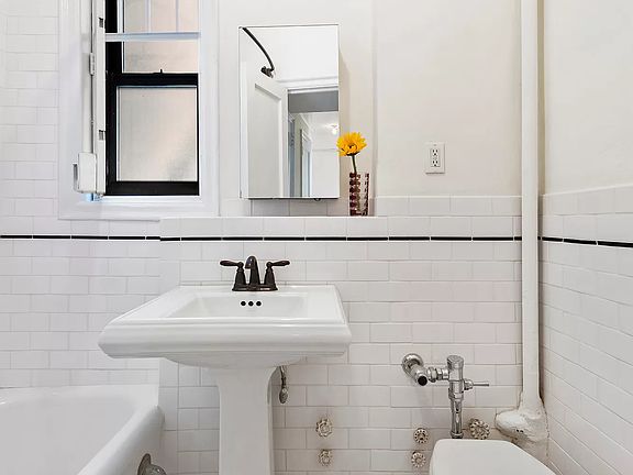 5th image of 504 Grand St APT B12