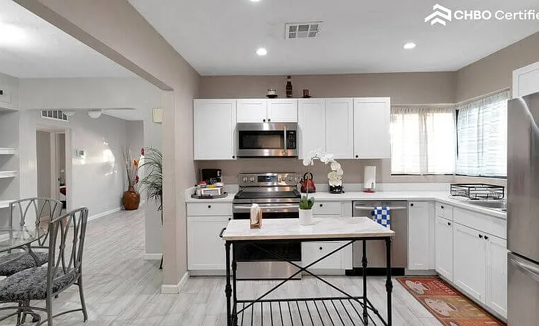 1715 N Whittier Dr — Photo 10
