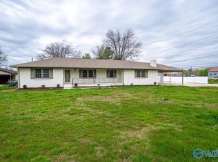 1 Hilltop Rd, Fayetteville, TN 37334