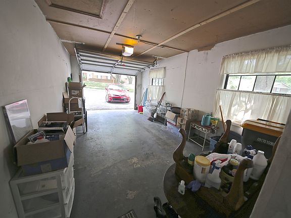 4th image of 921 E Waterloo Dr