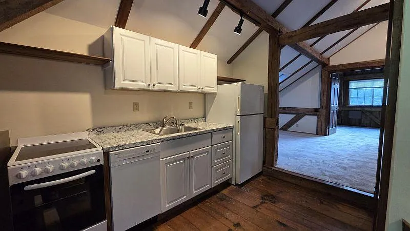 138 W Main St, unit 4 — Photo 2