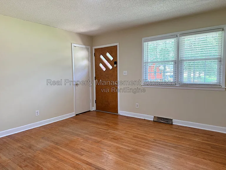 415 W 2nd St — Photo 5