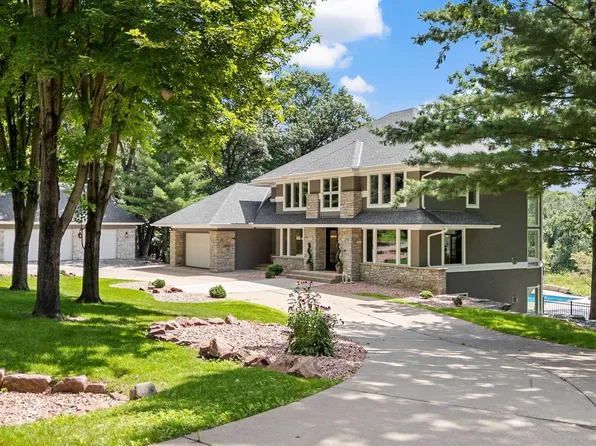 9 Red Forest Way, North Oaks, MN 55127