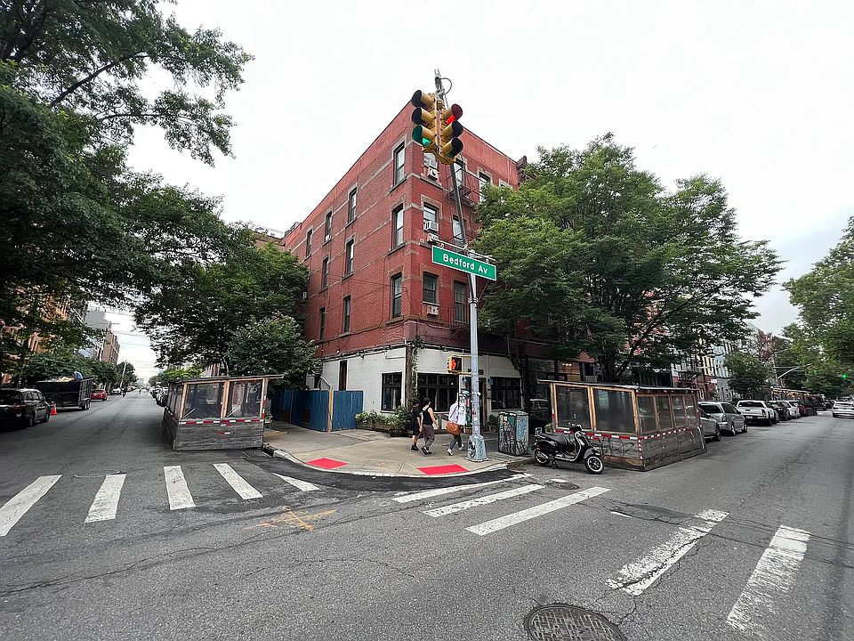 1st image of 124 Bedford Ave #6