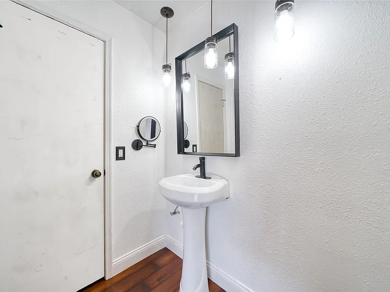 1323 Oakengates Dr — Photo 32