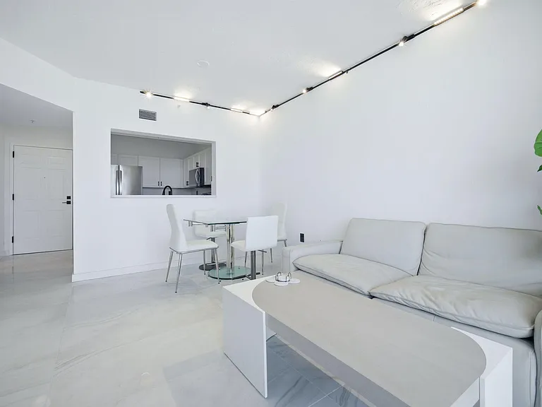 3020 NE 32nd Ave #1407 — Photo 5
