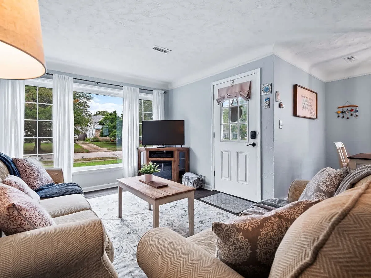 3 bed, 2.0 bath, 1323 sqft, $3,094 — Photo 4