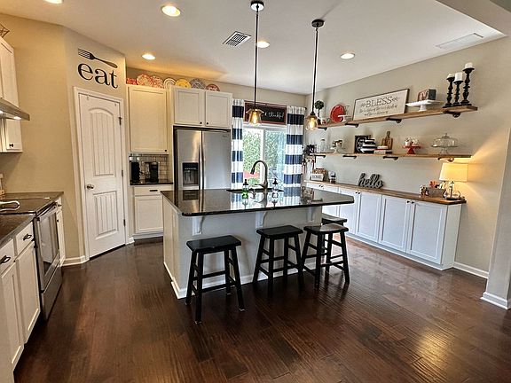 5th image of 613 Foster Ln
