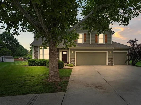 5773 Meadow Heights Dr, Shawnee, KS 66226