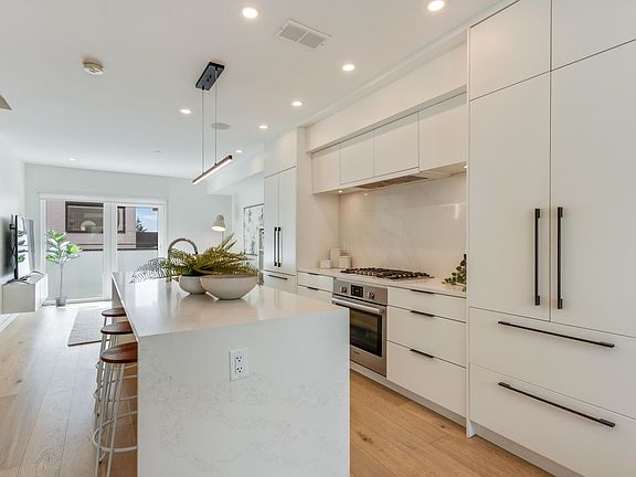 4th image of 649 E 3rd St #125