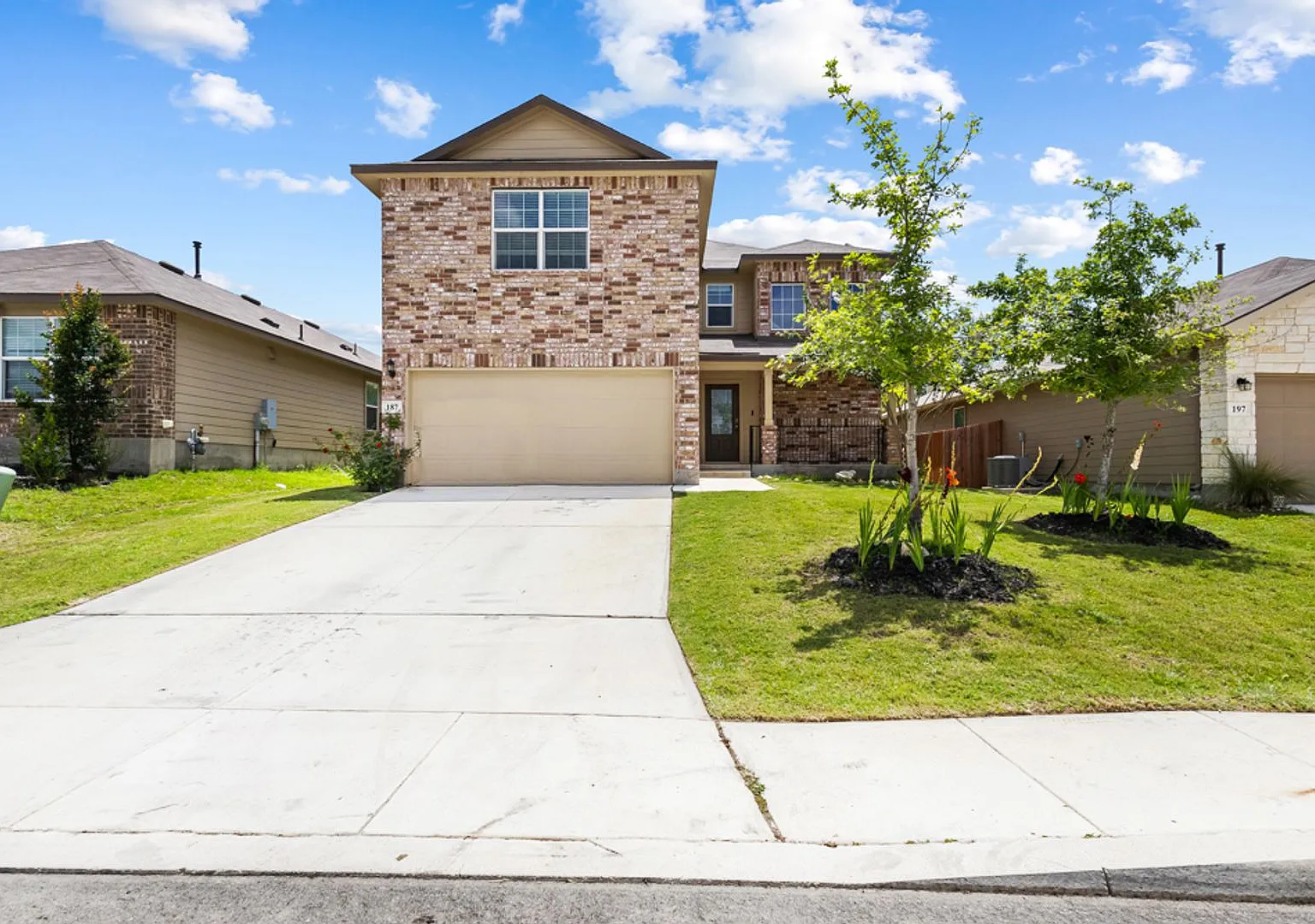 Charming Home Awaits: Spacious & Modern Living in a Prime Location — Photo 1