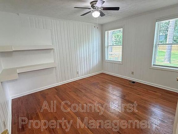 4th image of 2101 Holly Hill Dr