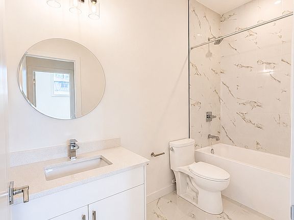 3rd image of 2858 Grant Cres SW #2856-R
