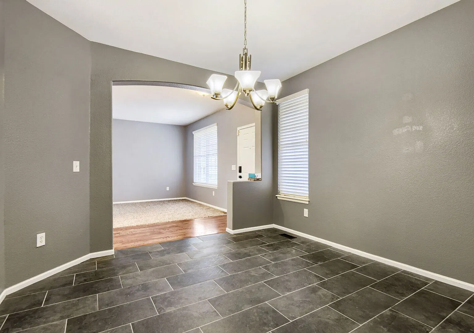 Beautiful 5 Bedroom Home- New Carpet-New Paint! Move in Ready! Gym and Craft Room! — Photo 4