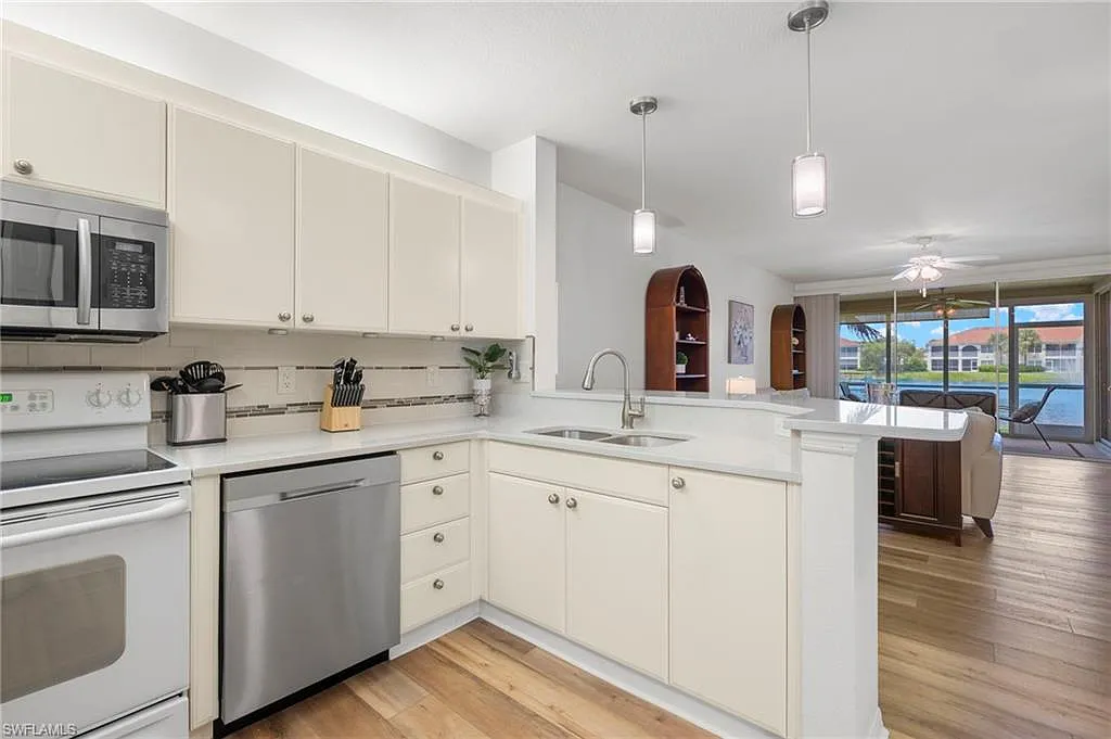 2 bed, 2.0 bath, 1279 sqft, $5,750 — Photo 3