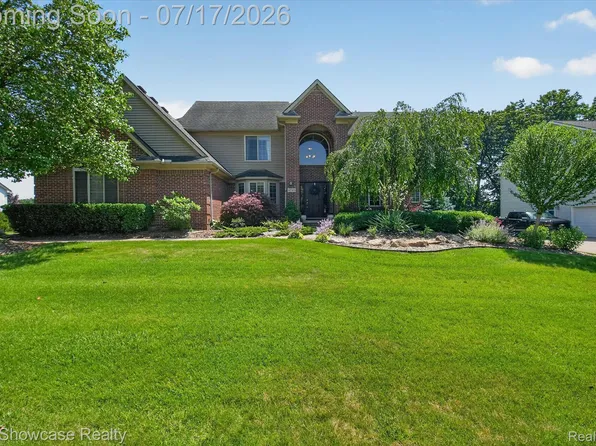 8265 Eastway Dr, White Lake, MI 48386