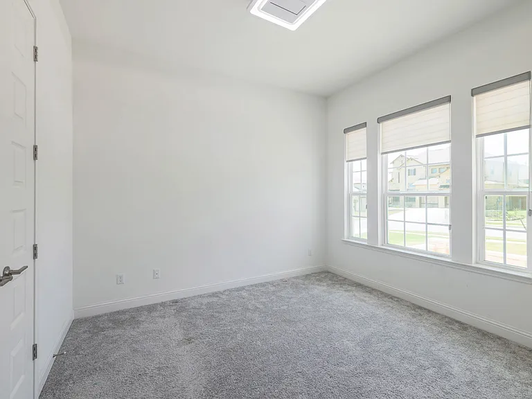 4413 Edgewater Dr — Photo 8