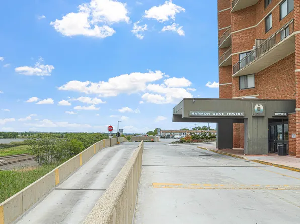 426 Harmon Cove Tower image 13 of 18