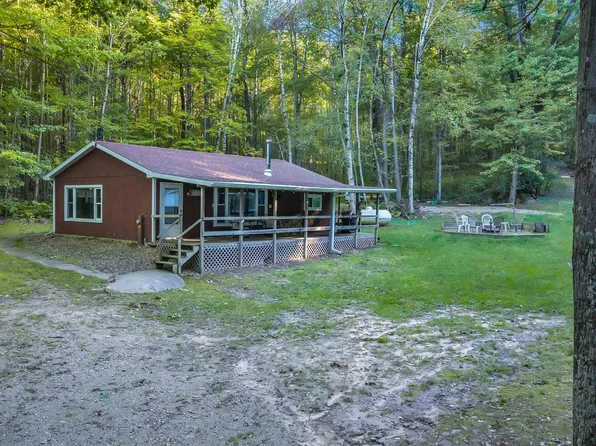 E559 Indian Valley Rd, Waupaca, WI 54981
