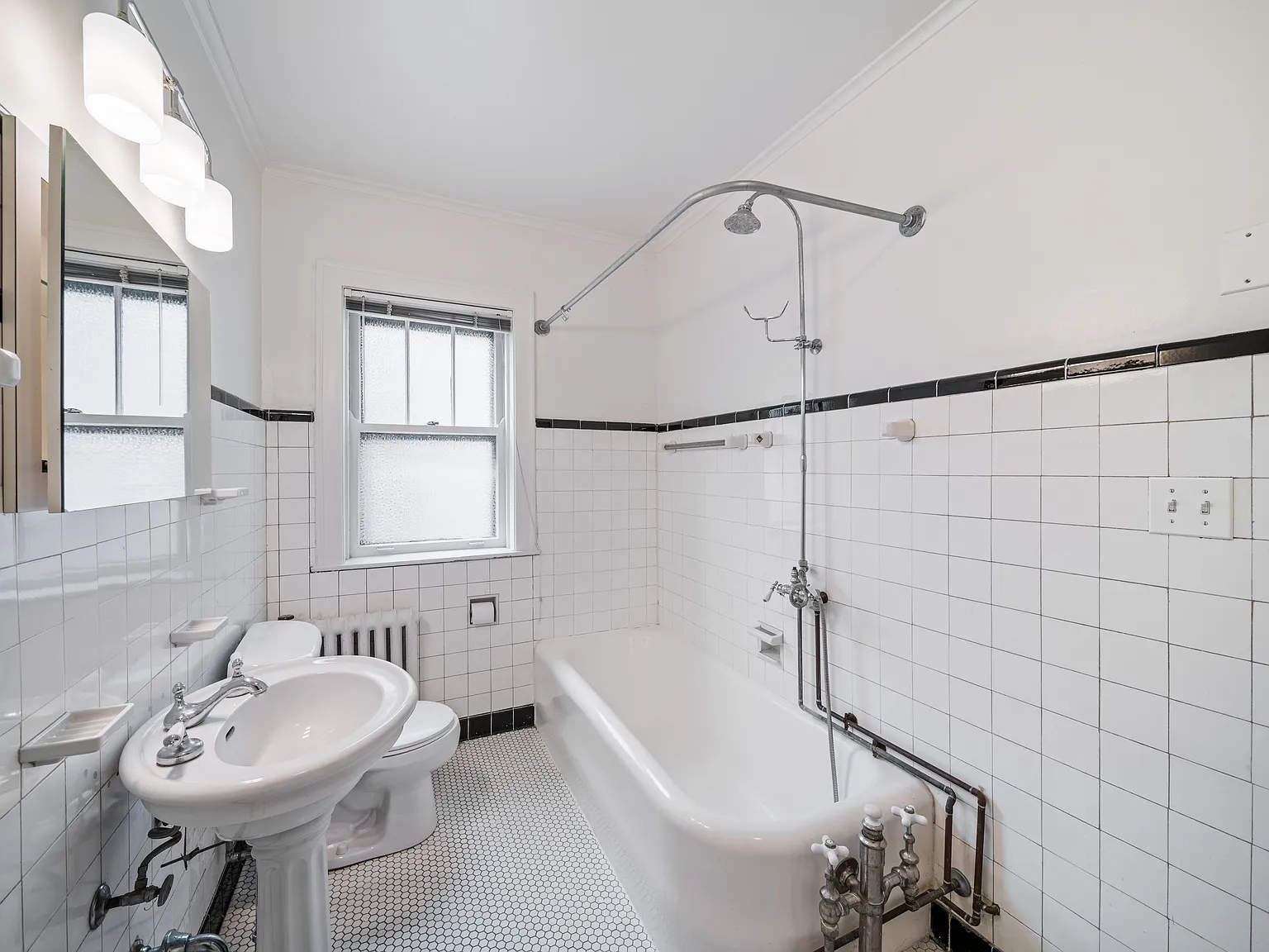 721 Foster St — Photo 3