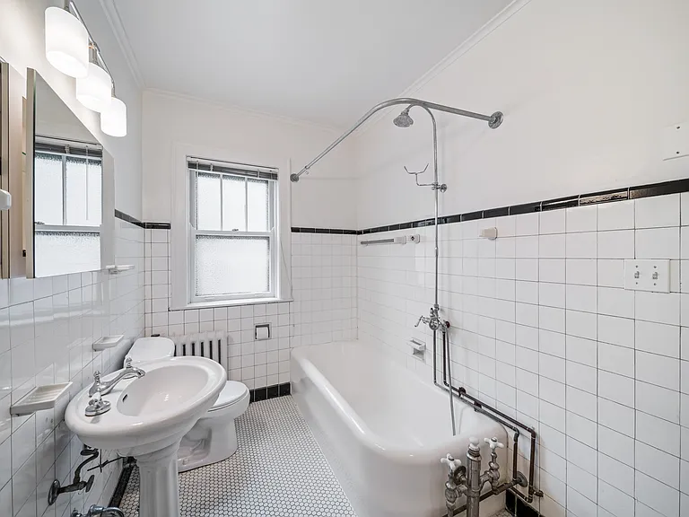721 Foster St #2W — Photo 3